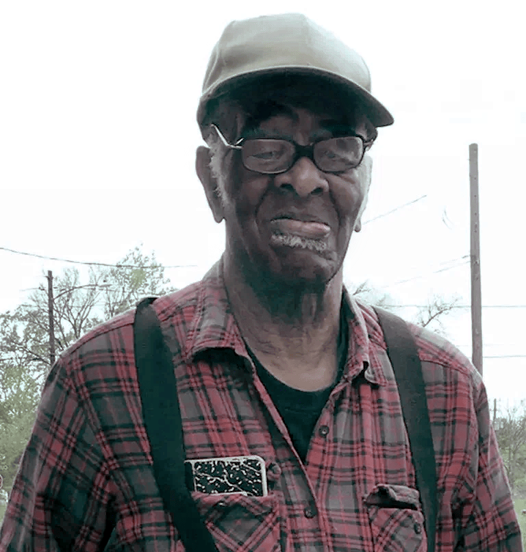 Бездомная одинокая собачка уснула на тротуаре, обнимаясь с плюшевым мишкой