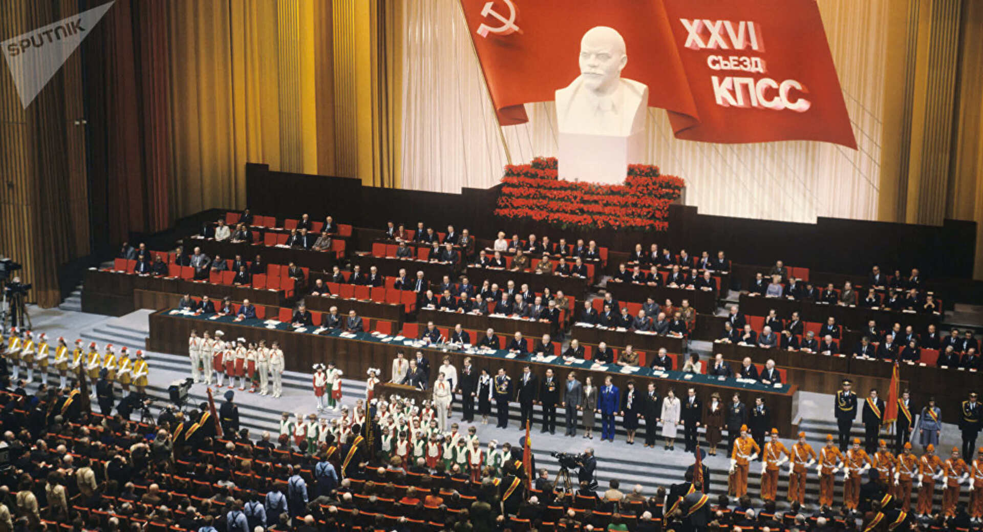 В чем заключался карьеризм в райкомах комсомола и коммунистической партии. Про квартиры в Союзном государстве.