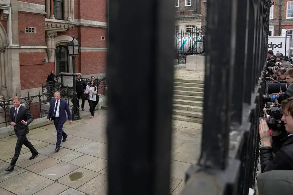 Принц Гарри подает в суд на британские таблоиды.