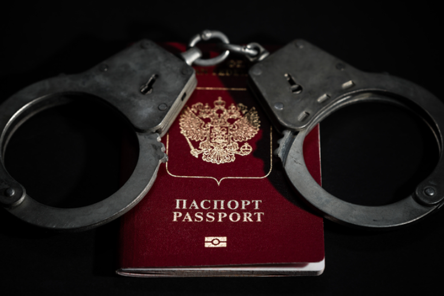 В Госдуме утвердили правила изъятия загранпаспортов, в том числе за отказ от службы в армии