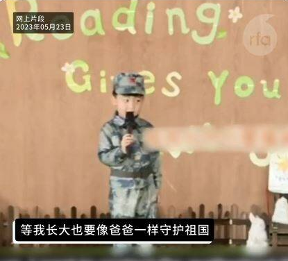 Зарубежные СМИ показали, что Китай и Великобритания совместно проводили «промывание мозгов» в школах, чтобы научить учащихся носить военную форму и кр