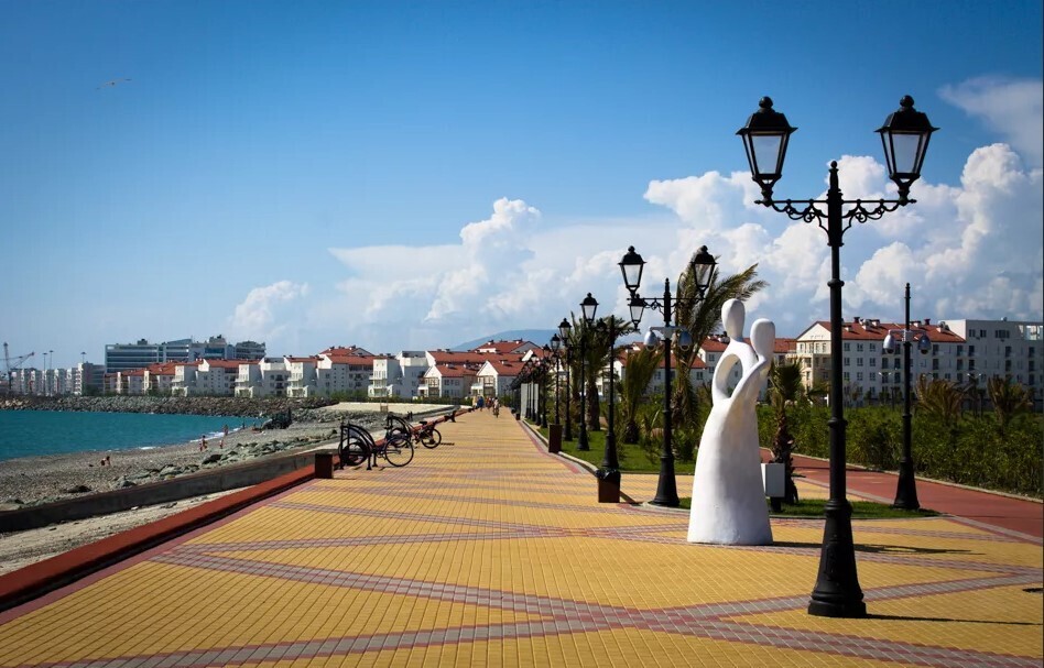 "Отдых на Черноморском побережье: почему Сочи - идеальный курортный город для летнего отпуска"