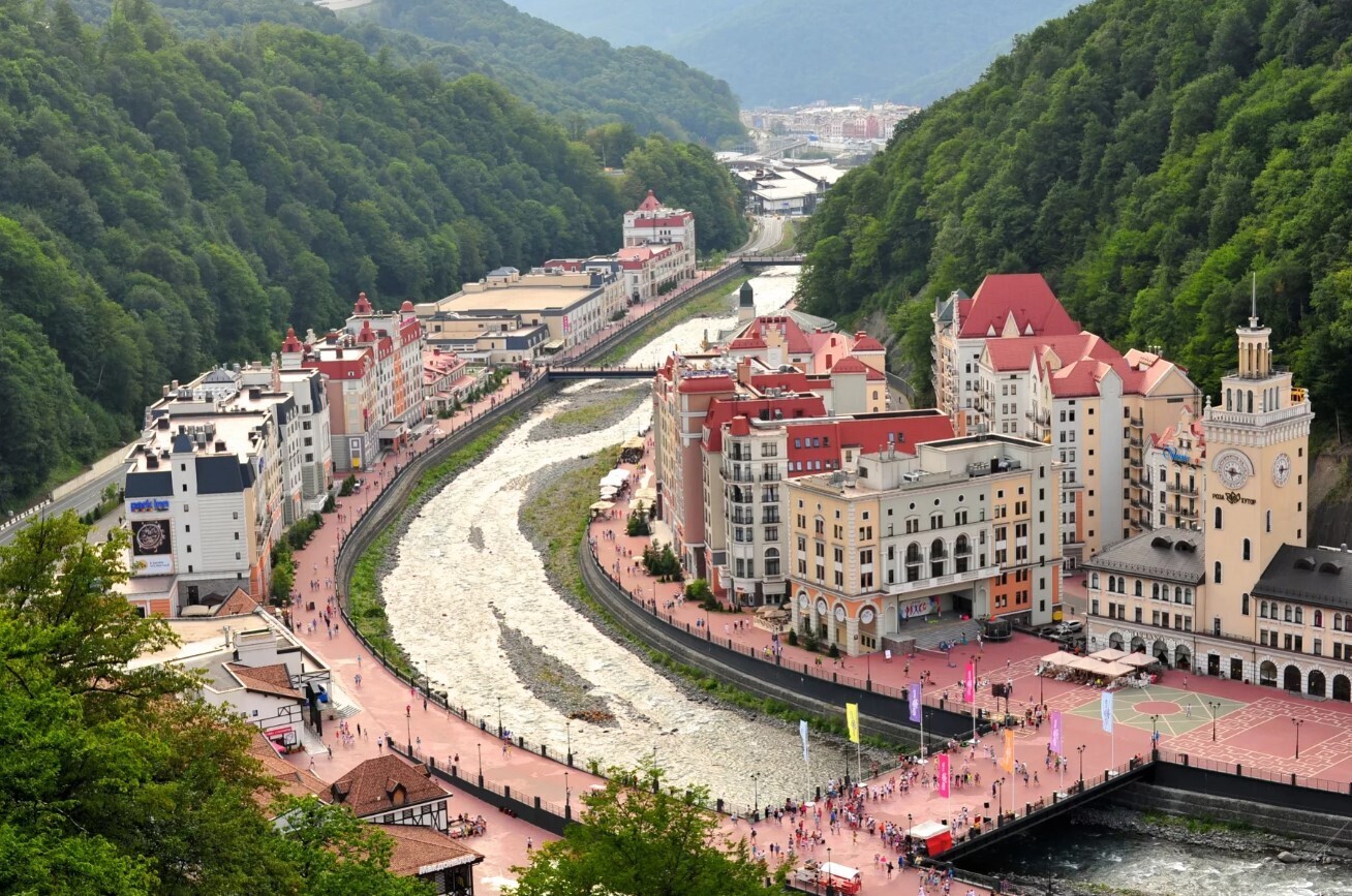 "Отдых на Черноморском побережье: почему Сочи - идеальный курортный город для летнего отпуска"