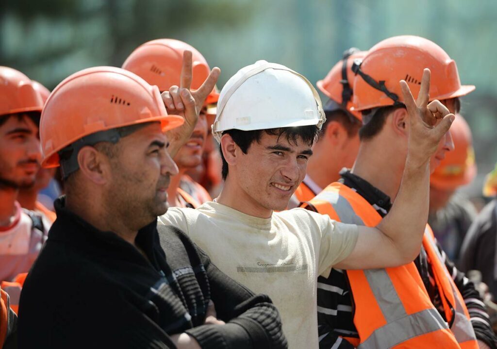 Зарплаты мигрантов и россиян уравнять – за чей счет? Новое предложение отправлено Мишустину