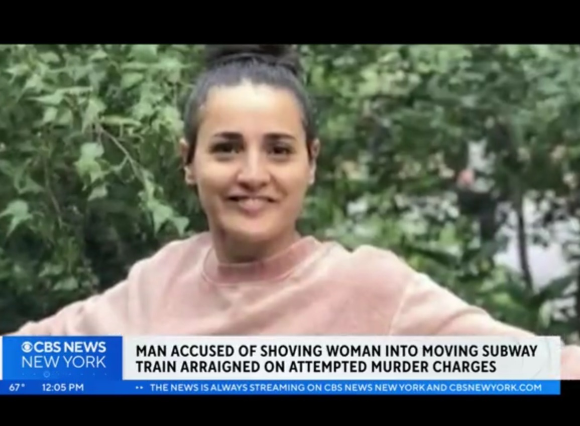 Подозреваемому предъявлено обвинение в том, что он толкнул женщину под движущийся поезд нью-йоркского метро