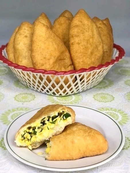 Самое время печь пирожки из зеленого лука и вареных яиц. Сытно и полезно!