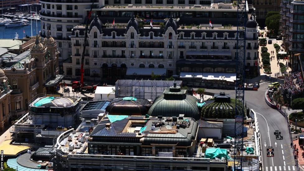 Ферстаппен лидирует на тренировке в Монако, когда Сайнс терпит аварию