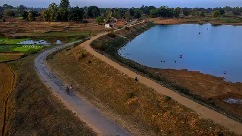 Индийский чиновник спустил 2,1 млн литров воды из плотины, чтобы восстановить телефон Samsung