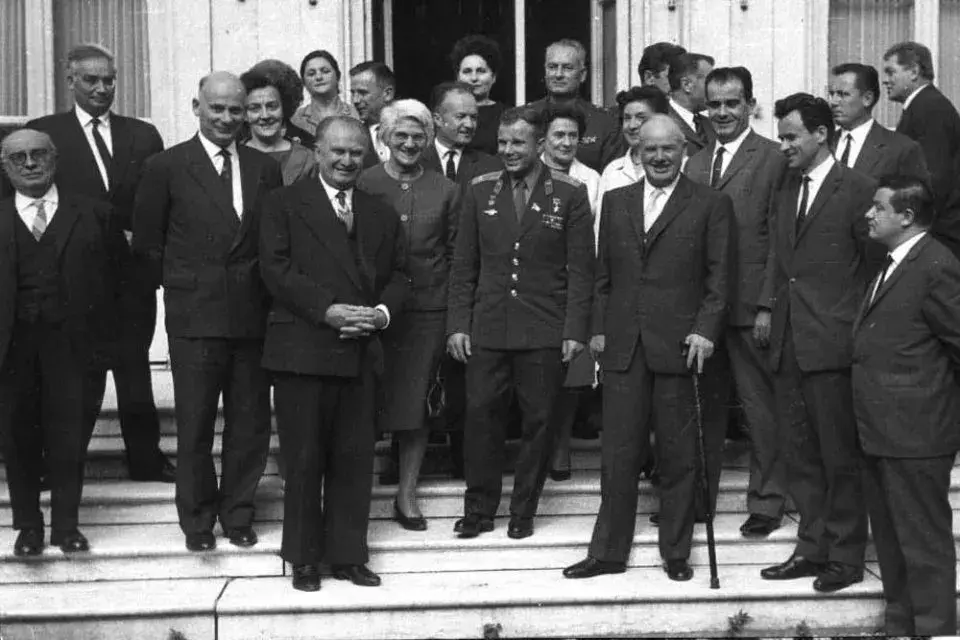 Триумф на небесах: Юрий Гагарин и его эпическое приветствие в Париже