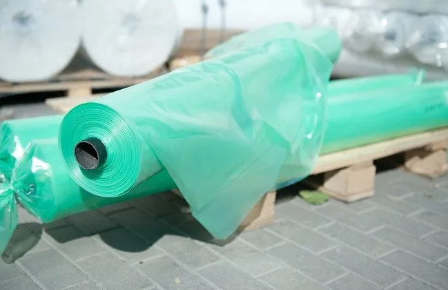 Отрезали плёнку криво в магазине? Требуйте возврат.