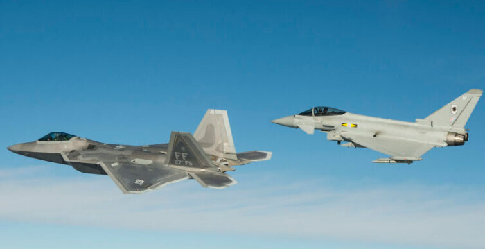 Американские истребители F-22 и британские Eurofighter провели боевые учения у границ России