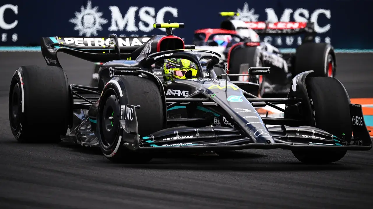 Льюис Хэмилтон говорит, что расистские оскорбления, которым подвергся Винисиус младший, вызывают болезненные воспоминания