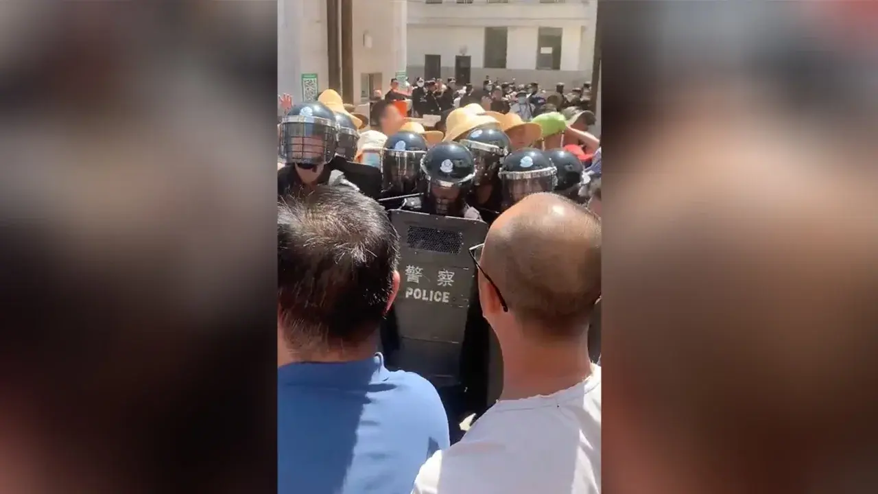 Тысячи мусульман из числа этнических меньшинств бросают вызов китайским властям в защиту мечети