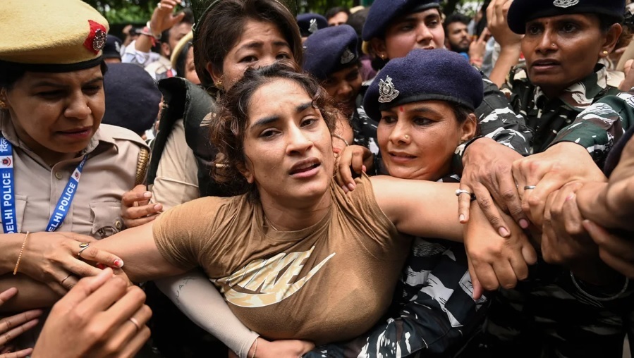 Лучшие женщины-борцы Индии были задержаны в марте, когда Моди открывал новый парламент.