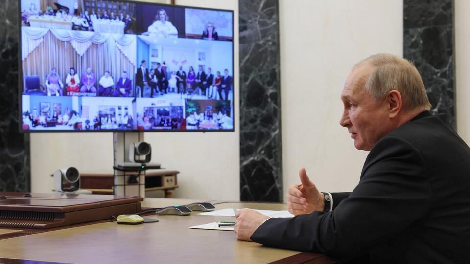Путин: "Прошу своих коллег ускорить эту работу". Глава государства поручил ускорить работу по установлению единого статуса многодетной семьи в РФ