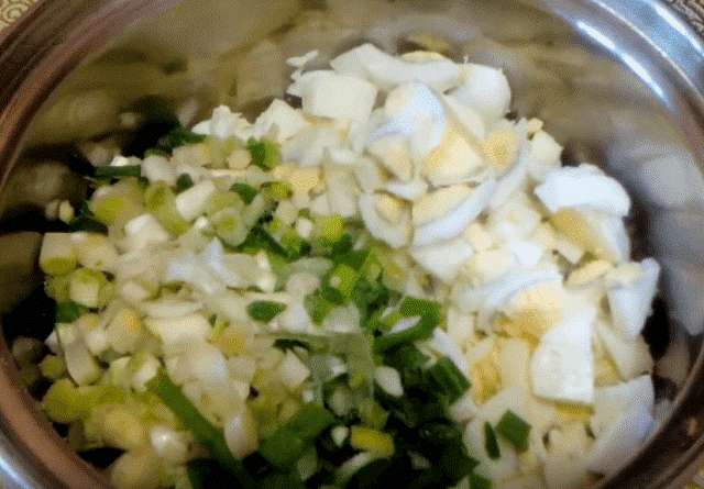 Заливной пирог с зеленым луком и яйцом. Простой рецепт на скорую руку в духовке