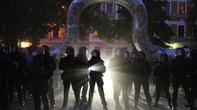 Протесты в Германии после того, как женщину осудили за нападение на неонацистов.