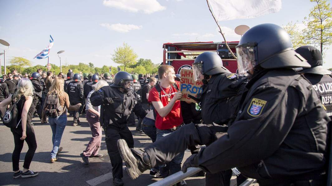 Протесты в Германии после того, как женщину осудили за нападение на неонацистов.