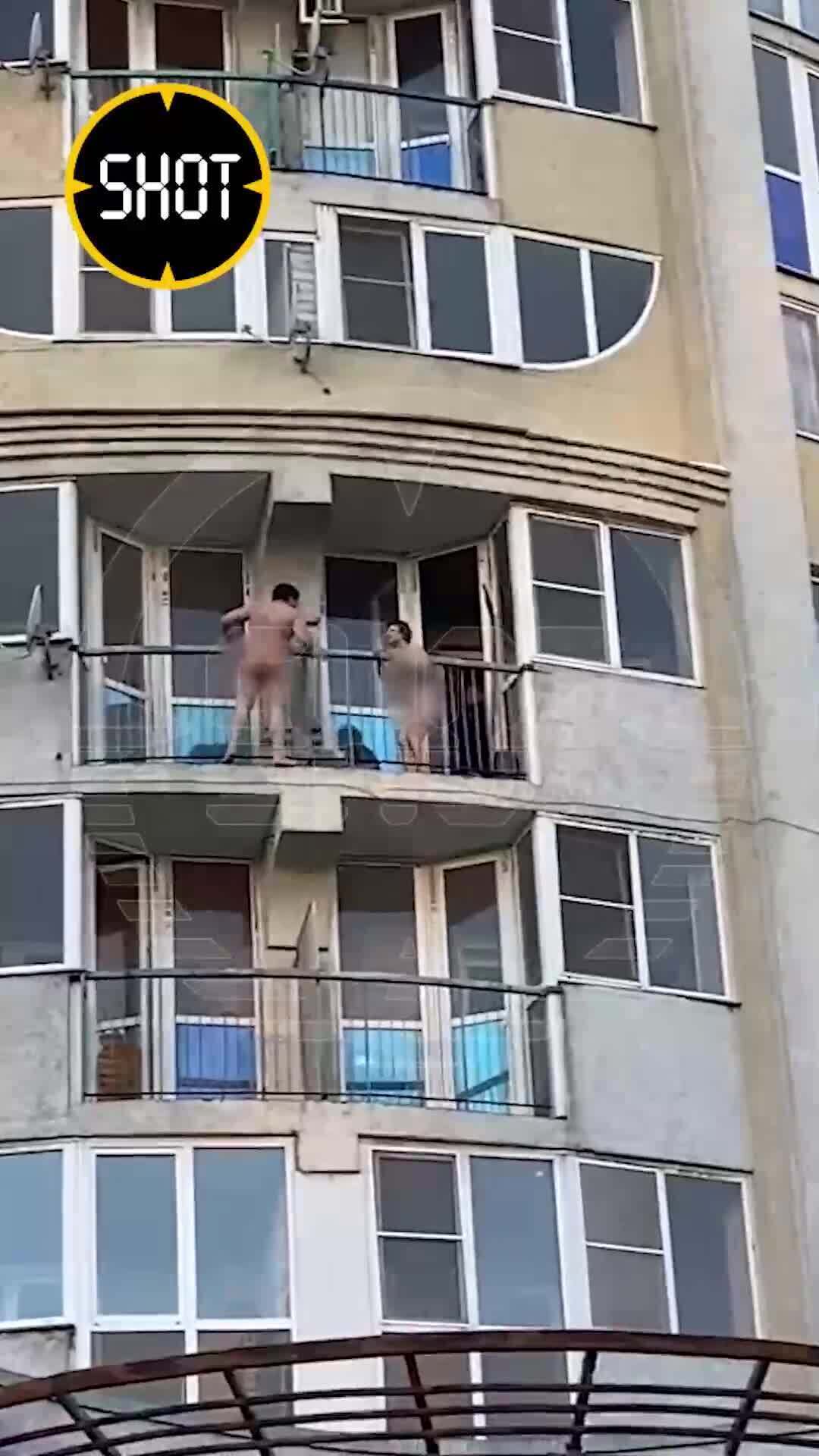 мужик выходит на балкон голым фото 39