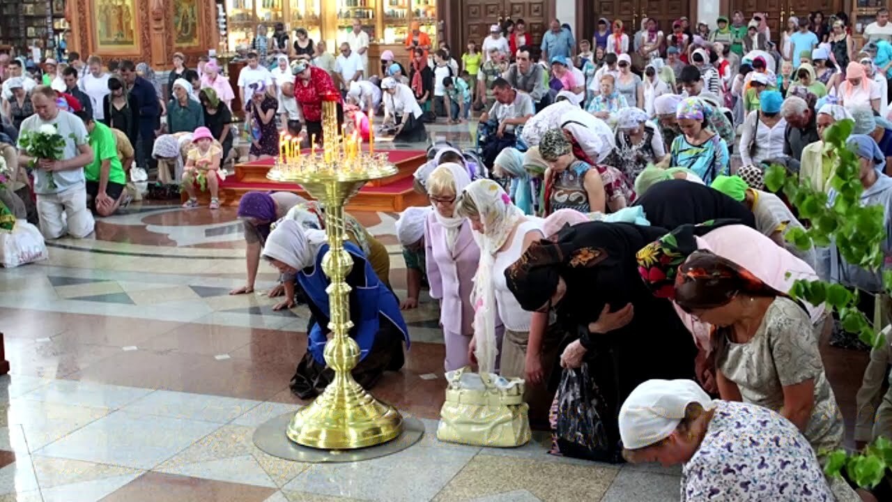 Православные молятся в храме