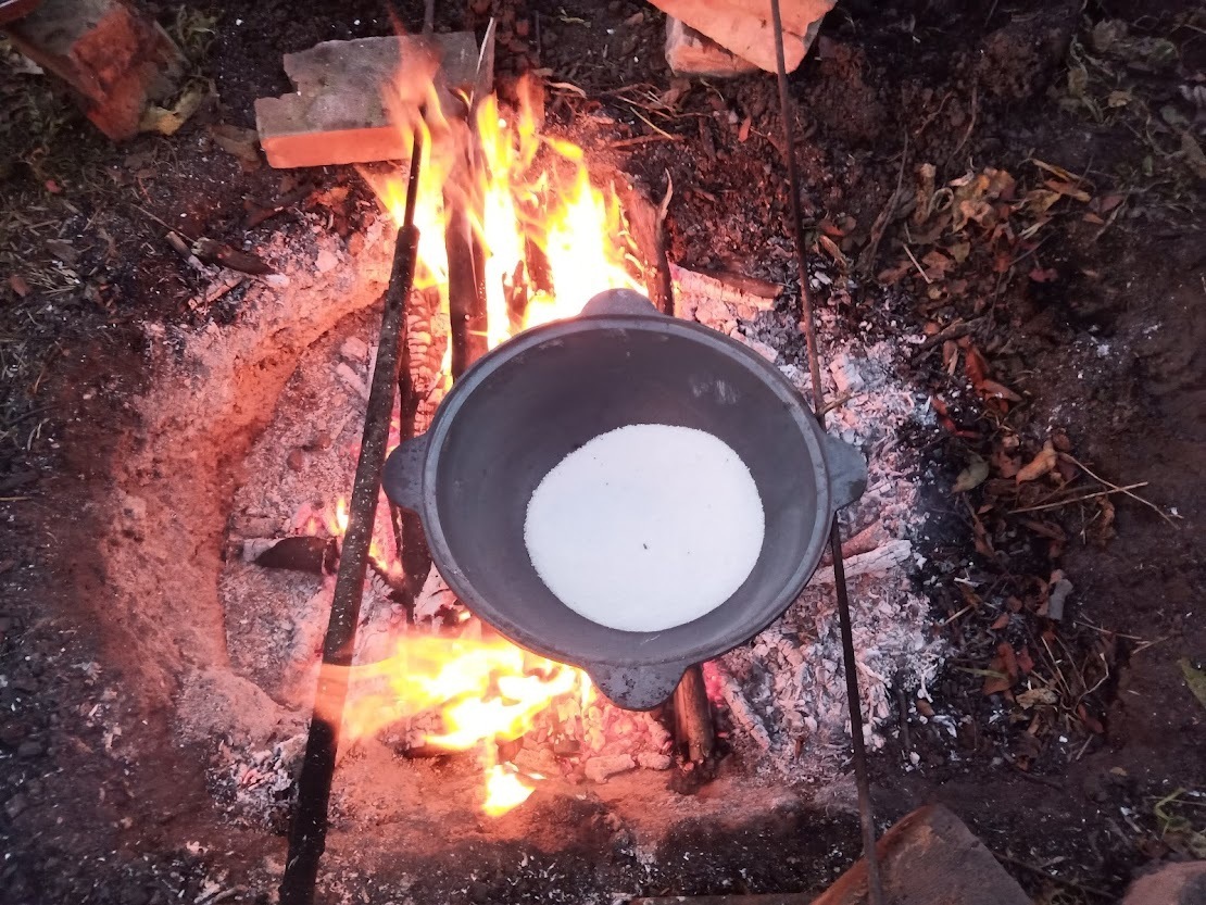 Не допускайте моих ошибок при готовке в казане на огне. Первая подготовка чугунной посуды. Прожиг солью и маслом