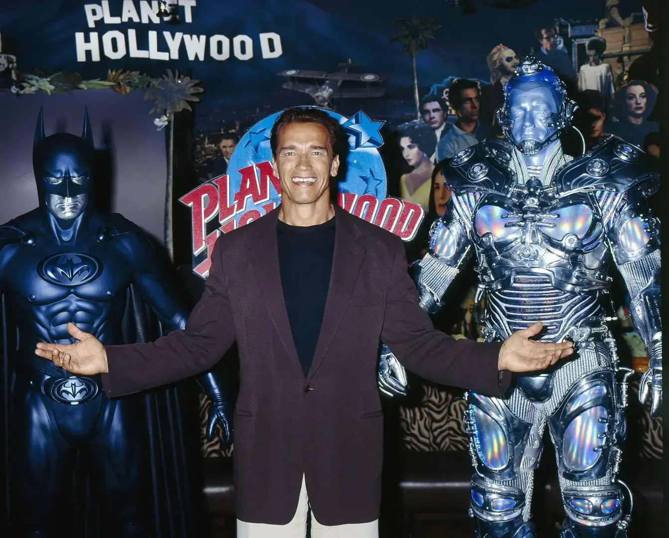 Арнольд Шварценеггер сквозь годы: Профессиональный бодибилдер, суперзвезда боевиков, губернатор Калифорнии и многое другое.