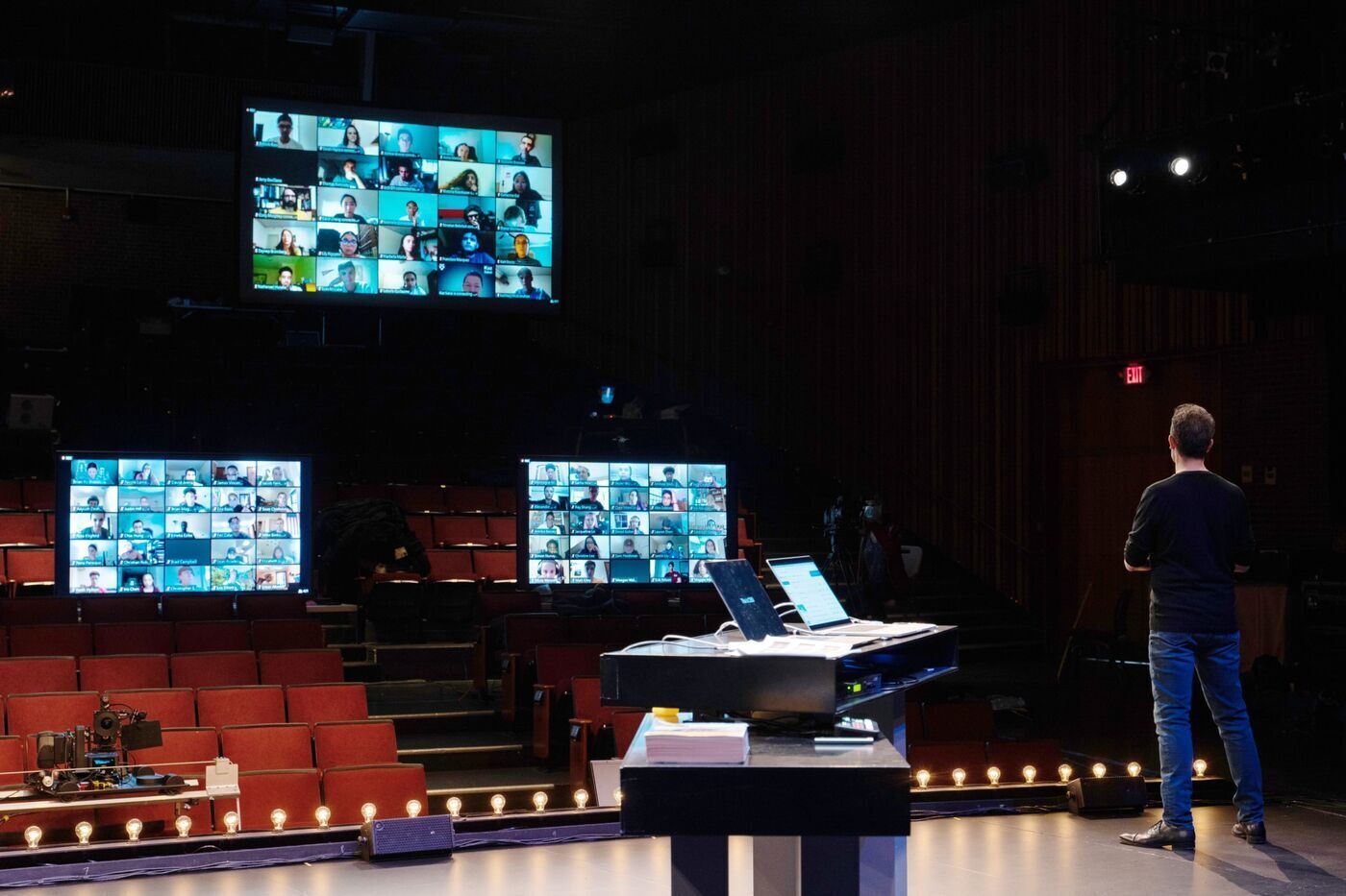 Самый популярный в мире онлайн-компьютерный класс обращается к ИИ за помощью.