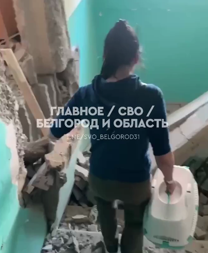 Украинские боевики превратили центр Шебекино в руины — жители покидают город, пробираясь через обломки