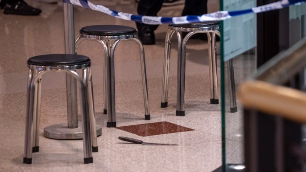 Две женщины были зарезаны в торговом центре в результате нападения с ножом в Гонконге