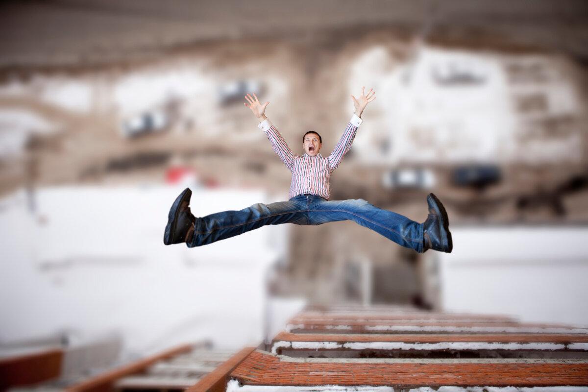 Почему во сне появляется ощущение жуткого внезапного падения в никуда