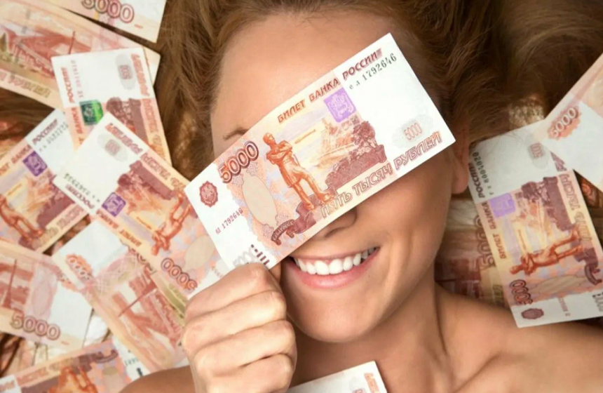 Люди «богатеют», но экономят каждую копейку и покупают продукты «по акции». Кто прав: Росстат или Сбер?