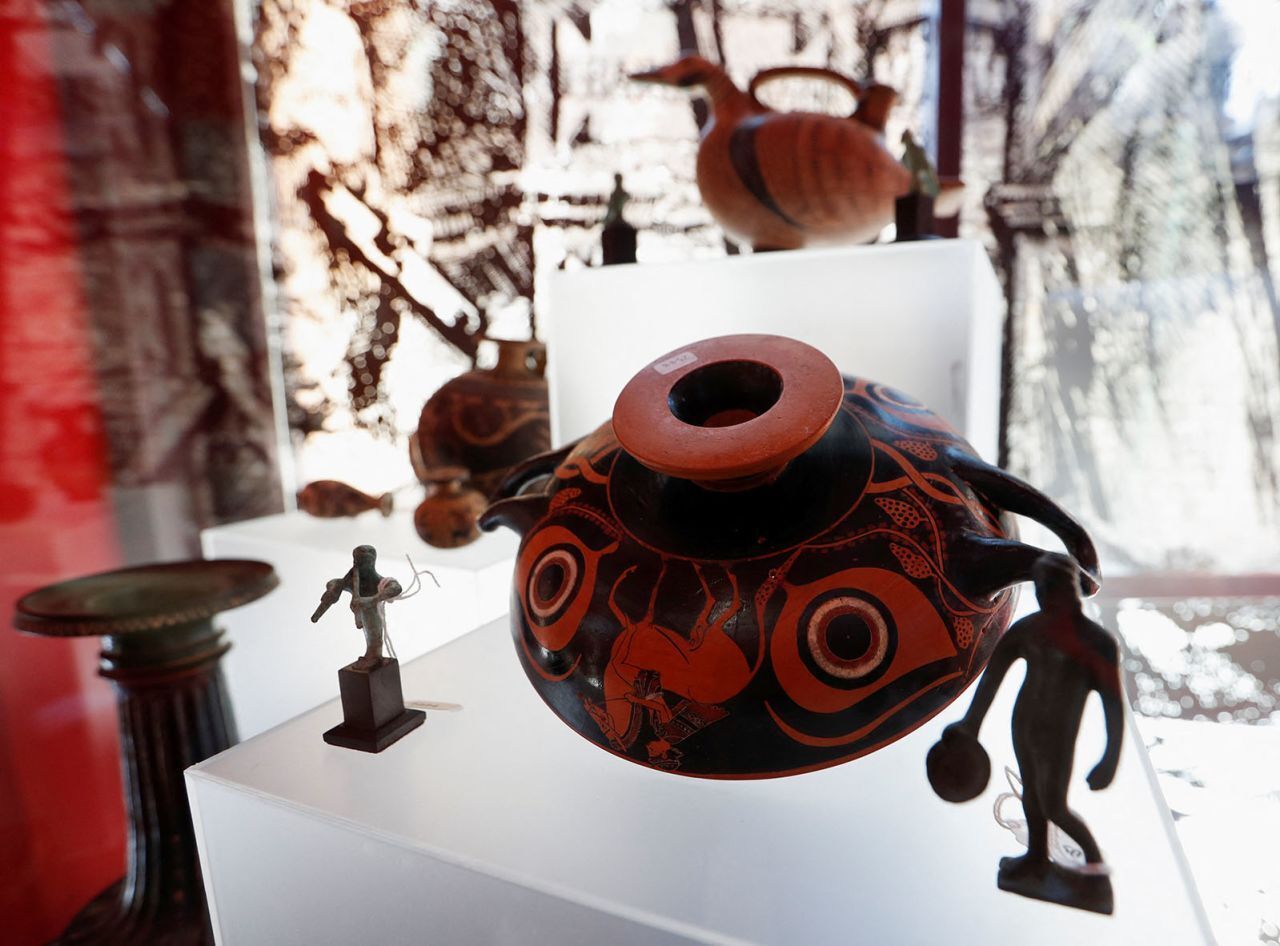 Артефакты на сумму ,9 млн изъяты у опального торговца древностями