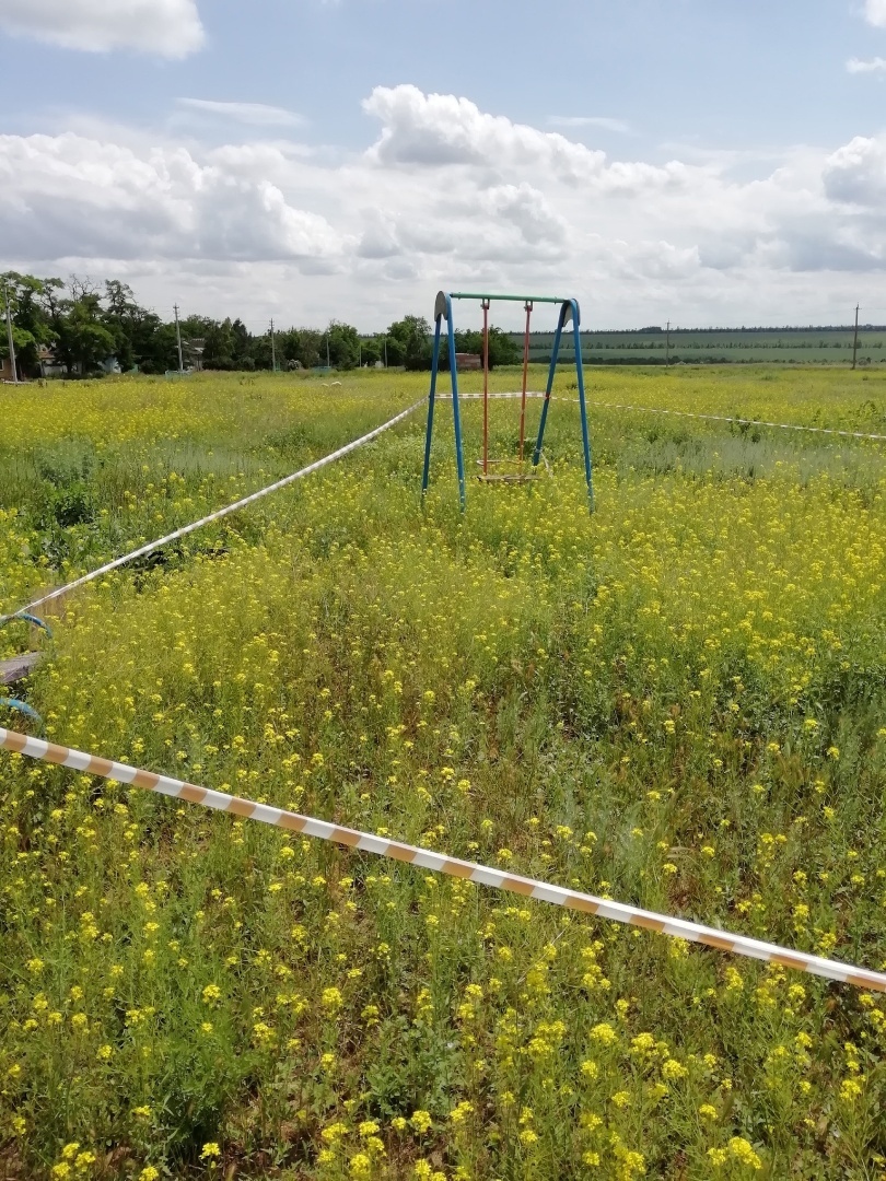 Начало лето, а детская площадка все так же в аварийном состоянии.