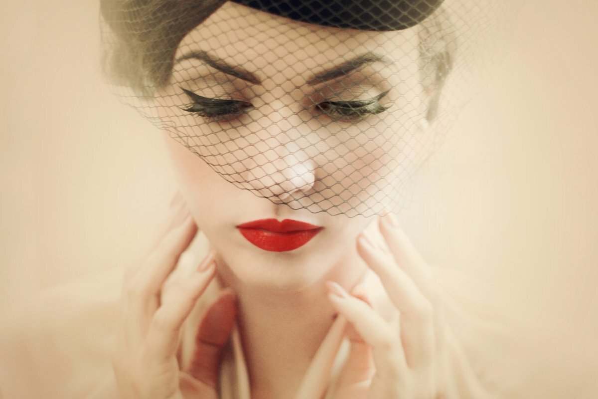 В любом ли возрасте женщина должна ухаживать за собой? Красить волосы, делать прическу, лицо и руки мазать кремами, делать легкий макияж, ..