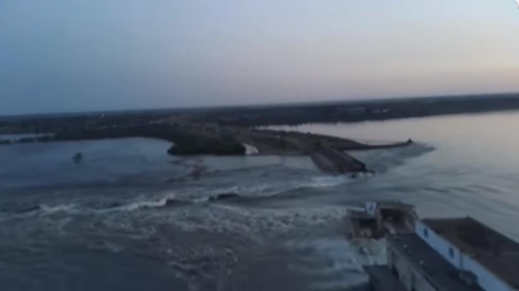 Плотина на Каховской ГЭС рухнула и затопила регион: останется ли Крым без воды. Обзор прессы