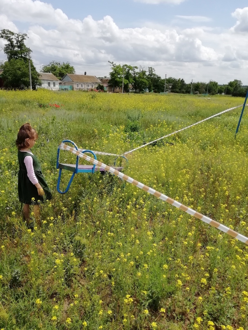 Начало лето, а детская площадка все так же в аварийном состоянии.