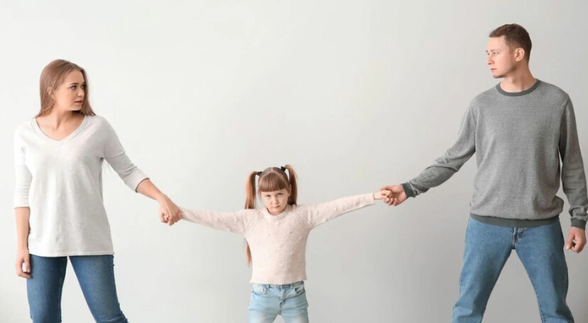 Семья в разводе, отец исправно платил алименты. Отец забрал ребенка на проживание к себе, и перестал платить алименты. Образовался долг. Как быть?