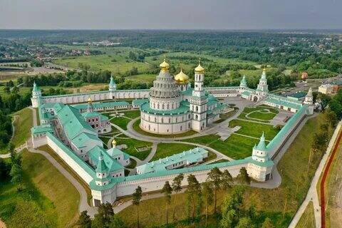 Вера в России не угасла.