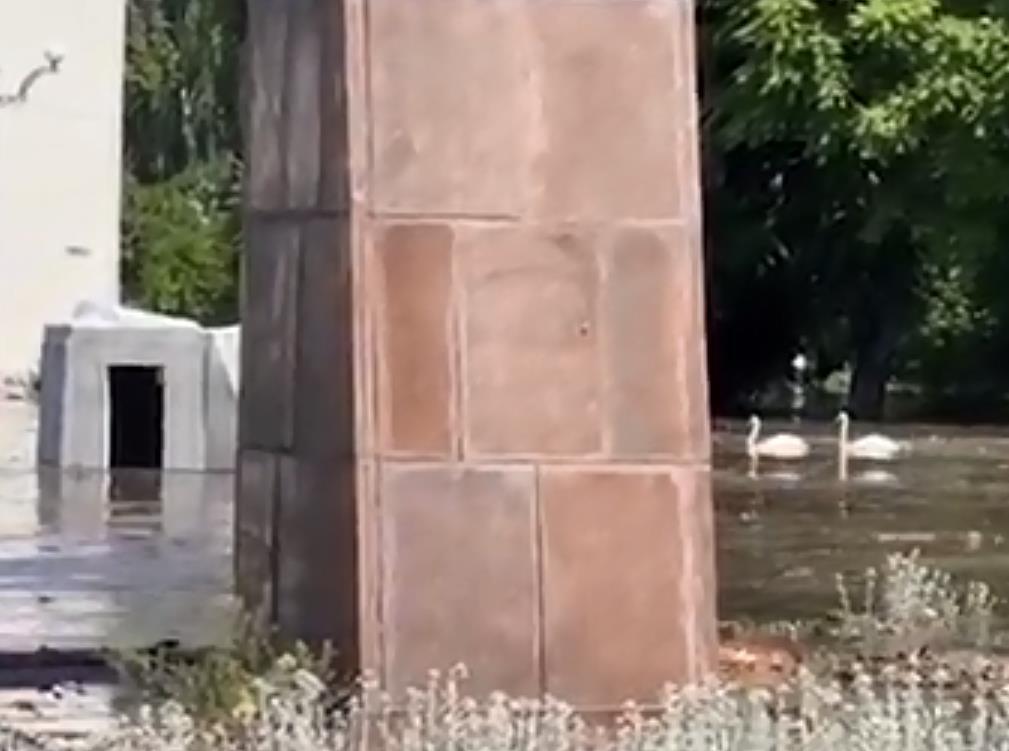 Плотина на Каховской ГЭС рухнула и затопила регион: останется ли Крым без воды. Обзор прессы