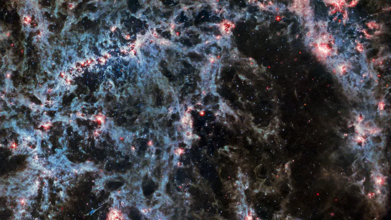 Посмотрите, как ранние звезды формируются в галактике на расстоянии 20 миллионов световых лет