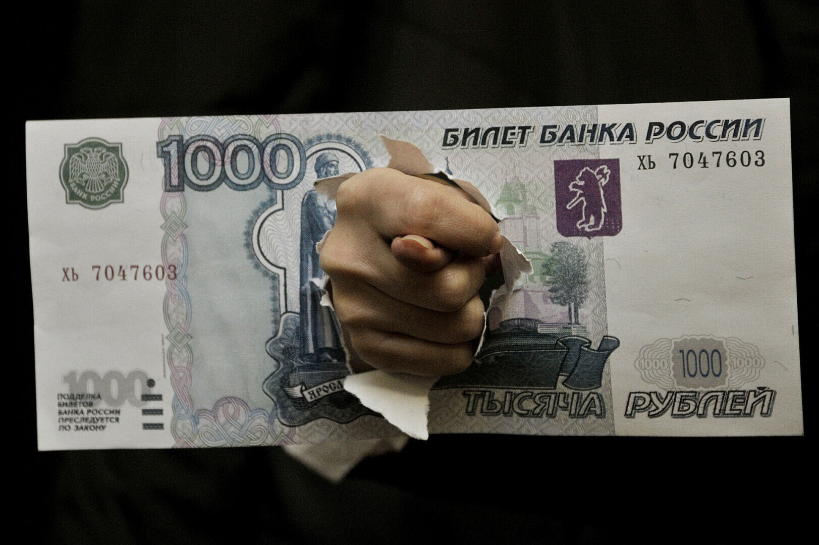 Выплачены долги по зарплате. Долг по зарплате. Прикольные купюры. Фига с деньгами. Зарплата долги.