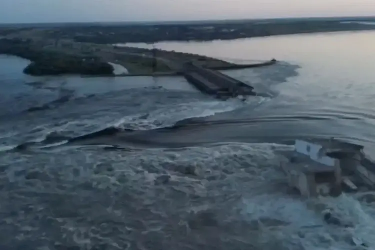 В Херсонской области объявлено чрезвычайное положение из-за прорыва Каховской ГЭС