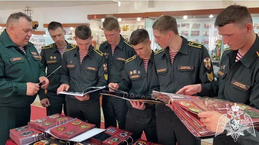 Ветеран Росгвардии собрал уникальную коллекцию нарукавных знаков, ставшую основой многотомника о символике спецподразделений России