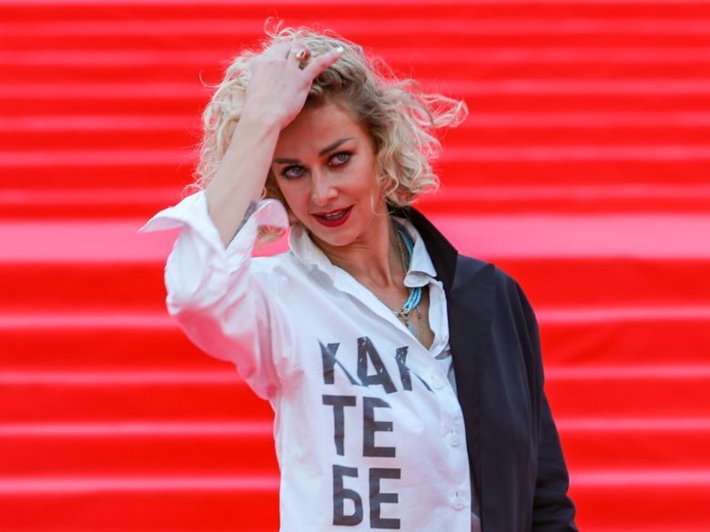 Покрытая черными пятнами внучка Олега Ефремова вышла в свет: народ рты раскрыл от изумления