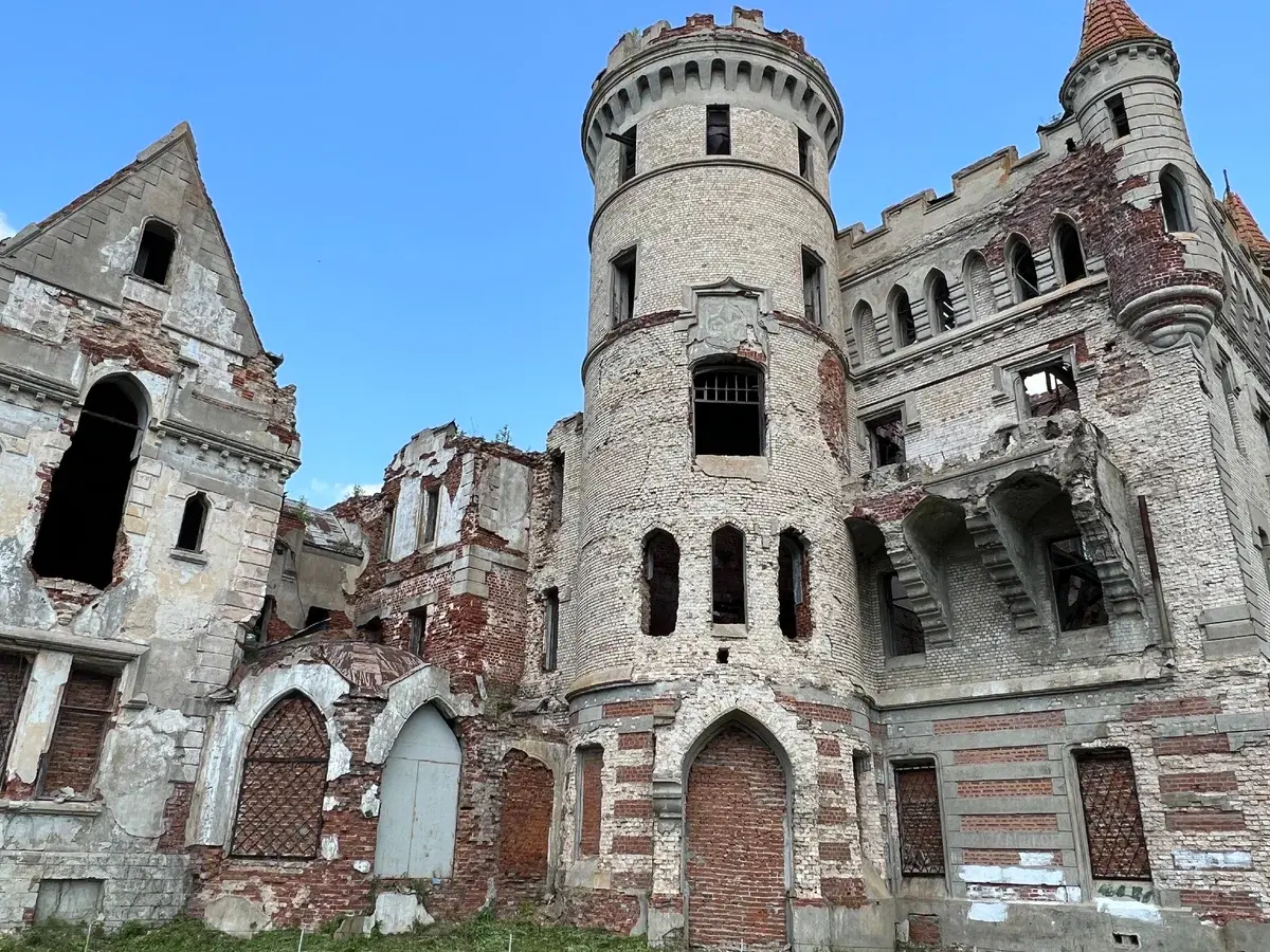 Усадьба Храповицкого - руины в средневековом замке.
