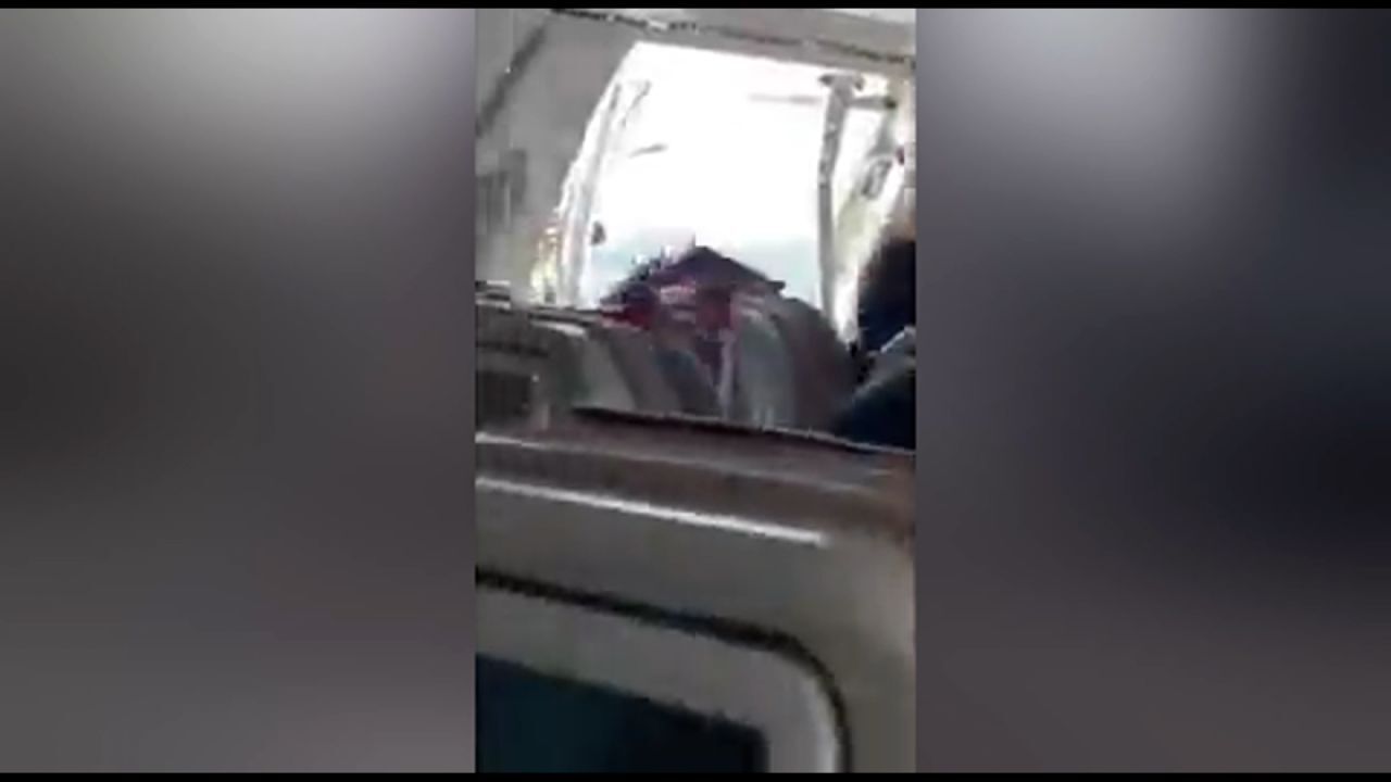 «Я задавался вопросом, что я сделал не так в жизни», — говорит мужчина рядом с пассажиром, который открыл дверь самолета во время полета.