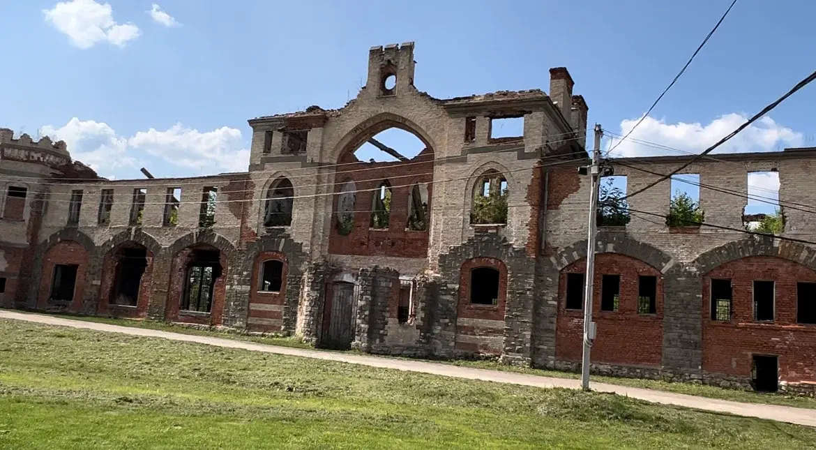 Усадьба Храповицкого - руины в средневековом замке.