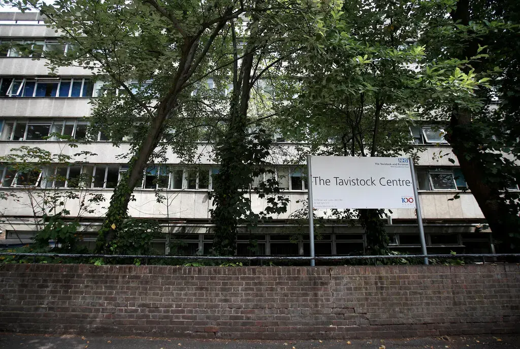 Великобритания ограничивает использование препаратов, блокирующих половое созревание, только исследованиями