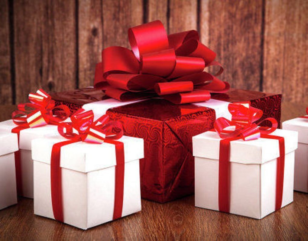 Какие дарить подарки пожилым людям на праздники?