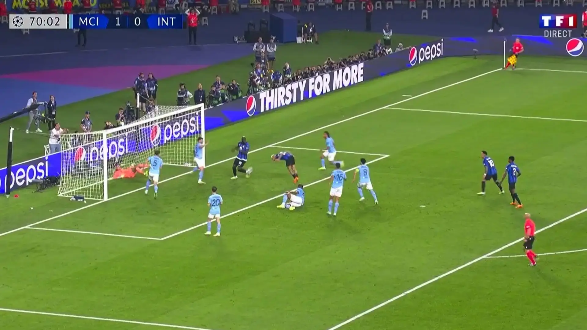 "Мы заплатим вам, чтобы вы сохранили его": Болельщики "Челси" реагируют на то, что Лукаку упускает решающий шанс в финале Лиги чемпионов